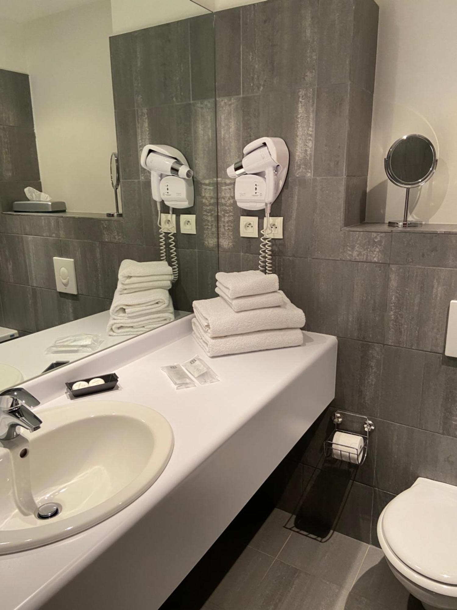 L'Auberge Du Rhone Chavanoz Екстериор снимка